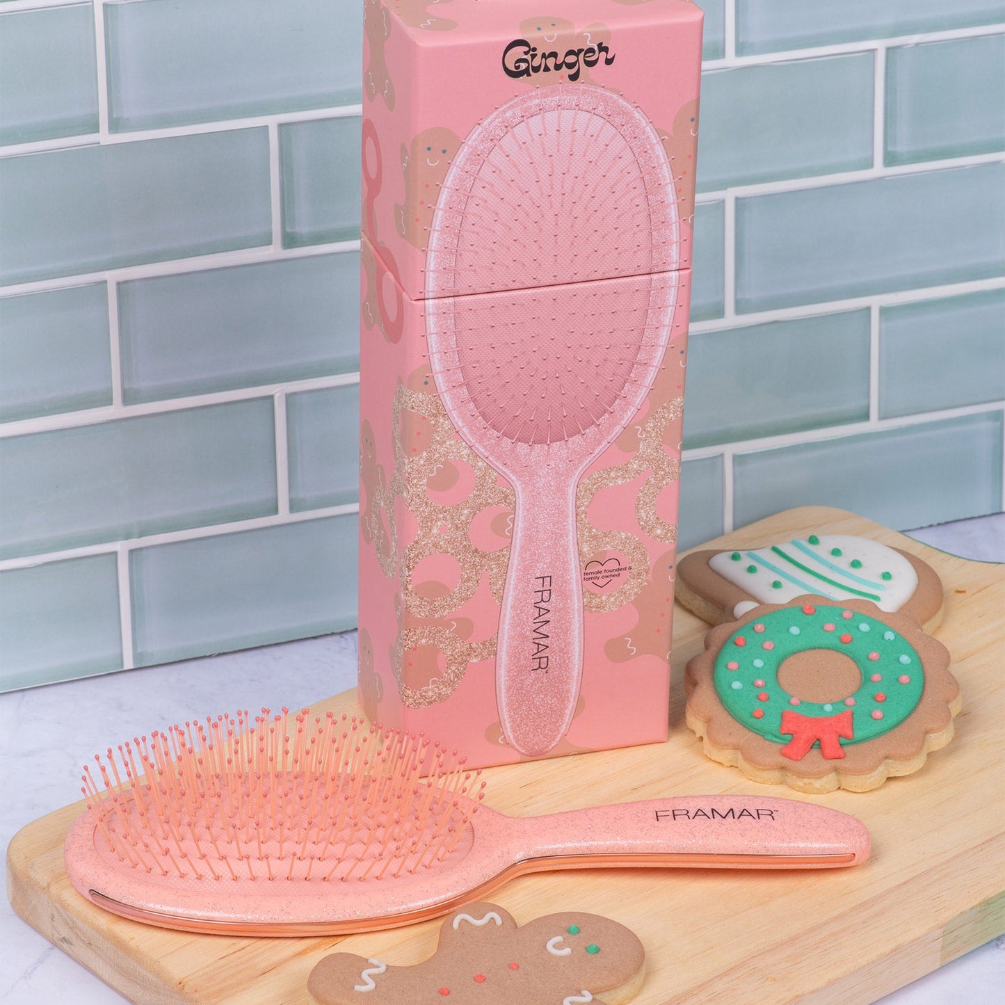 Brosse démêlante Framar Cookie Cutter Ginger – picots flexibles pour cheveux mouillés ou secs