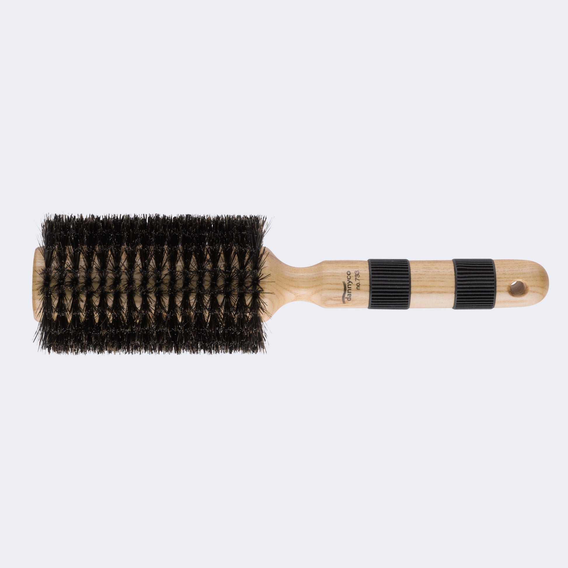 Dannyco Oakwood Round Brush – Pre-Softened Natural Boar / Brosse ronde Dannyco en chêne – soies naturelles de sanglier préassouplies