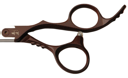 Brown Massugu Hoshi 5.5" hairdressing shear — close view of the brown anodised handle, finger rest and pivot with the engraved Massugu kanji mark