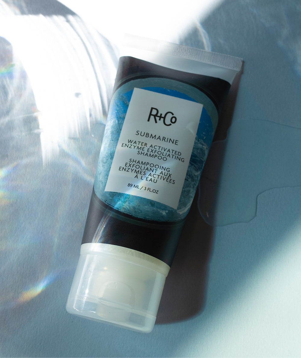 R+CO - Submarine - Champú exfoliante con enzimas activadas por agua |3 oz| 