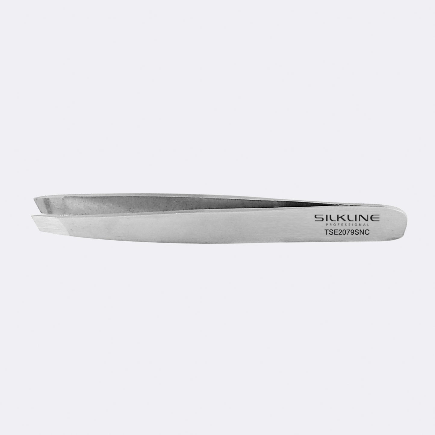 Silkline Professional Mini Slanted Tip Tweezers Comes With Pouch – TSE2079SNC / Silkline pince à épiler – TSE2079SNC