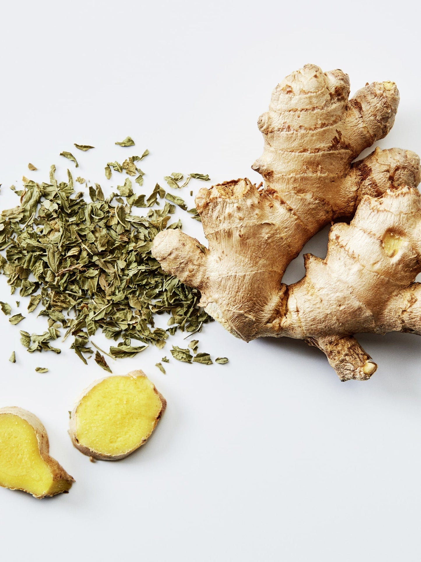 Ginger root and tea leaves, the scent notes of American Crew 3-in-1 Ginger + Tea